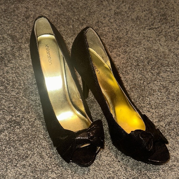 Xhilaration Shoes - Xhilaration Black Bow Peep-Toe Heels
